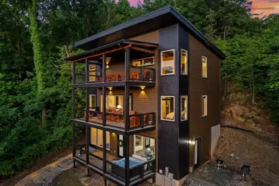 Image de Luxury Chalet. 2 miles from Gatlinburg. Heated Pool. Hot Tub. Arcade. Sleeps 14