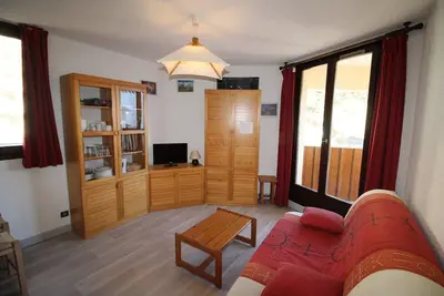 Image de 10m du centre station, 2ème étage, vue dégagée, balcon, télévision, casier à ski, 23m²