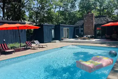 Image de New Listing! Chic, Affordably Priced Southampton home, convenient location.