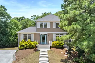 Image de Beautiful house with private beach access.