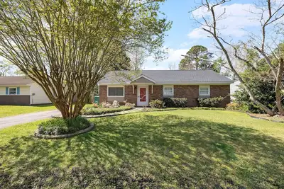Image de Cozy Mid Century Home 15 min from the beach