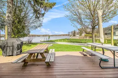 Image de Ludington Lakehouse Retreat - Steps away from the Lake
