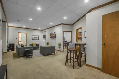 Image de 15 Min from Campus! Large 4br Perfect for Groups!