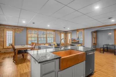Image de 15 Min from Campus! Large 2br Perfect for Groups!