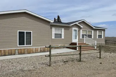 Image de Located right off main roads - with access to fishing, boating & hunting nearby!