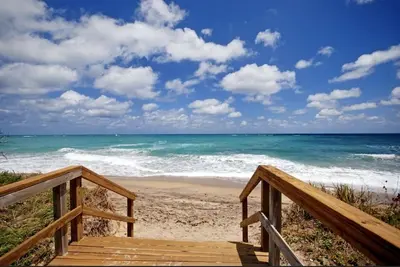 Cozy, private apartment. Walk to the beach.