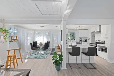 Image de Attn: Beach adventurers and pet friendly seekers, close to downtown Sarasota