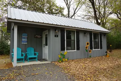 Image de Paradise Point Cottage tucked in a shady relaxing setting.