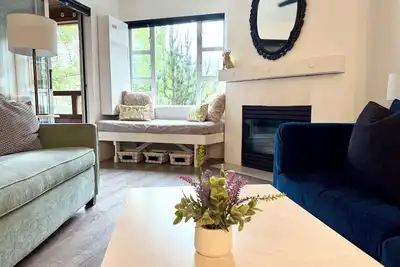 Image de Spacious & Modern 700 sq ft 1br in Whistler Village - Free parking & Large Patio