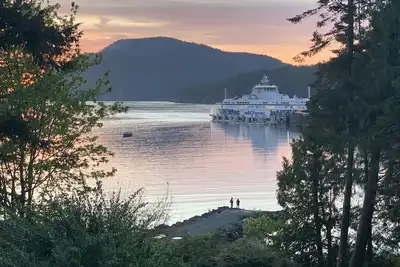 Image de Mayne Island Waterfront family home