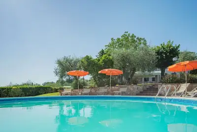 Image de Maison de vacances privée avec piscine privée, climatisation, Tv, animaux admis, parking