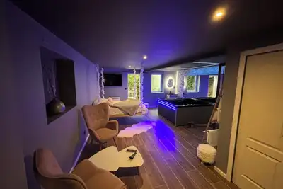 Image de Aux 67 nuances spa romantique avec baignoire à jets et leds