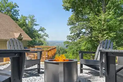 Image de Wolf Den - Airy Cabin w/ Hot Tub & Valley Views!