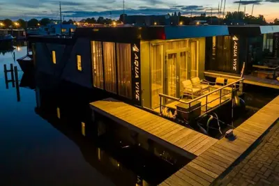 Image de Comfortable, large, moored houseboat