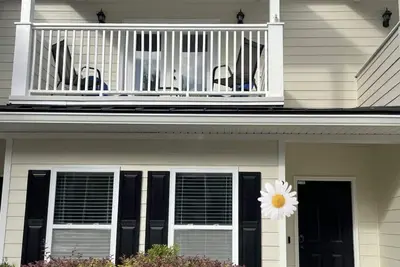 Image de Family sized townhome! Close to Shipyard Park. Long term stays welcome!