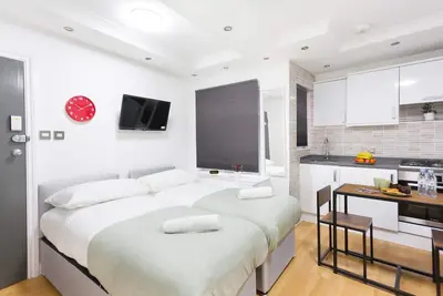 Image de Quadruple-Salle de bain partagée-With Kitchen