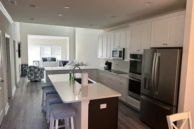 Image de Beautiful new home with Chef kitchen and large open floor plan.
