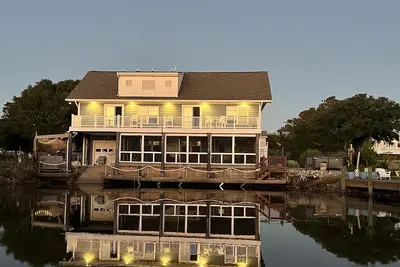 Image de Beautiful home in quiet beach neighborhood on canal. Five minute walk to beach.