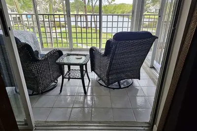 Image de 2/2 with a view! Beautiful birds and preserve water views. Minutes to the beach!