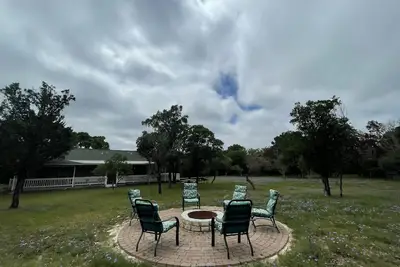 Image de Hot Tub, Game Room, Swing Set, Peaceful, Wildlife, Covered Parking, 2. 5 acres!