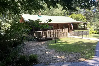 Image de New finished lower level. Peaceful 5-bedroom lake front cabin easy walk to lake.