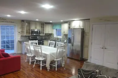 Image de Updated 3 to 4 bedroom Cape Cod