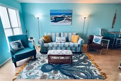 Image de 30 Second Walk To Beach - Gulf View from front door! Snowbirds are welcome!