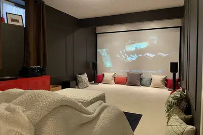 Image de Fully furnished elegant suburban house with desirable amenities and location.