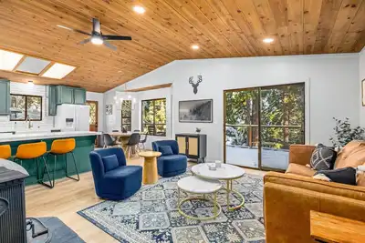 Image de New- Modern Retreat- 4 miles to Pinecrest Lake! Ev Charger!