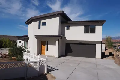Image de Modern home close to hiking/biking trails; Long stay discounts. 30 day min