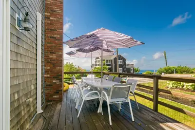 Image de Ocean Views From Recently Updated Home Offering 2 Complete Levels of Living