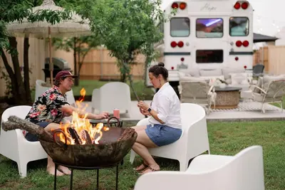 Image de Lakefront Skoolie w/ Firepit, Grill, Kayaks, Putting Green, 2 Patios, Yoga Mats.