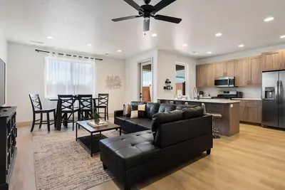 Image de Attractive New End Unit Townhome- Perfect Location and Close To Everything!