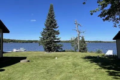 Image de New Listing! The “Looney Bin” Four Season Cozy Lakefront Cabin on Nelson Lake