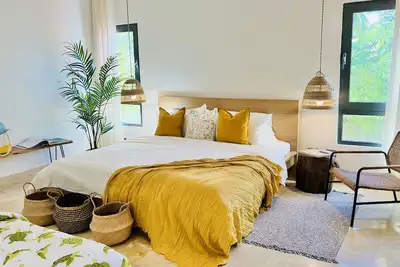 Image de Sun, Sand & Style: Chic Beachfront Condo with Huge Terrace