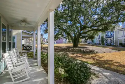 Image de Explore Charleston & Its Beaches From This Dog Friendly, Two Story Home Within Park Circle