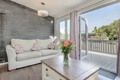 Image de Spacious lodge with double bedrooms both with stylish en suite shower and two twin.