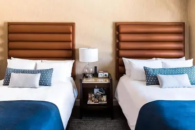 Hiking Break at Hoyt Arboretum! 3 Stylish Units w\/ City Views at Dossier Hotel!