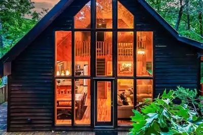 Image de *Charming Cabin in the Woods* Hot Tub! Pool Table!