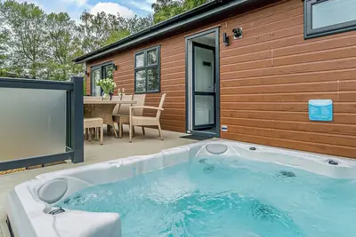 Image de Contemporary spacious lodge ideal for families or friends wanting to enjoy the on-site activities.
