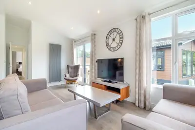 Image de Contemporary spacious lodge ideal for families or friends wanting to enjoy the on-site activities.