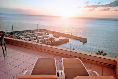 Image de Romantic Retreat In Prime Position With Stunning Views To Cliffs, Marina & Sea.