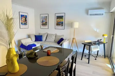 Image de Séjour élégant vue sur la mer, centre de Cannes, pour le travail et la détente.