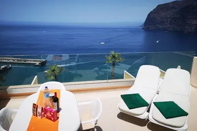 Image de Romantic Retreat In Prime Position With Stunning Views To Cliffs, Marina & Sea.