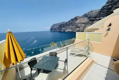 Image de Romantic Retreat In Prime Position With Stunning Views To Cliffs, Marina & Sea.
