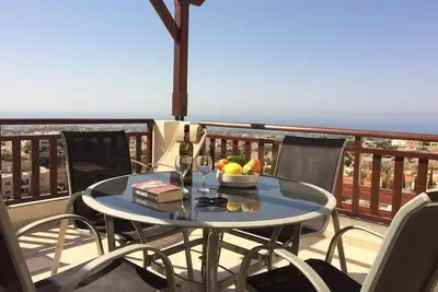 Image de Amazing panoramic ocean views, large sunny terrace.