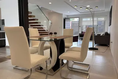 Image de Beautiful house+suite: Convenient, comfortable, safe, well located, garage, barbecue area
