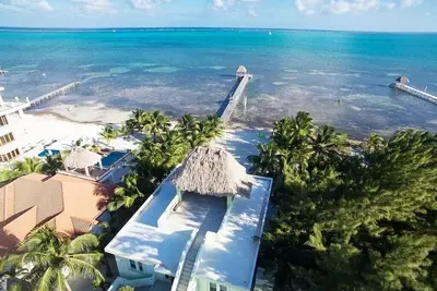 Image de Luxury home with plunge pool, pier and 360 rooftop view just 4 miles south.