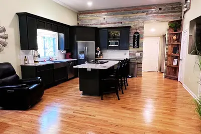 Image de Home Near Usc, Perfect for Families & Graduations - Deja Blues