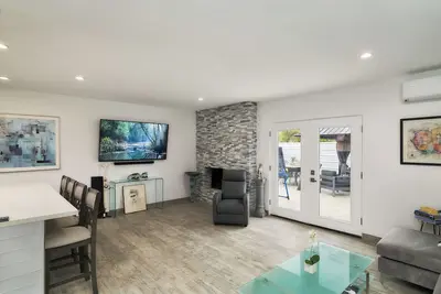 Image de Alexander Teal Modern Home With Outdoor Fire-pits & Life Size Games!